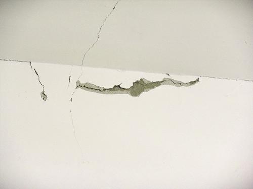 墻面開裂、發(fā)霉怎么辦？